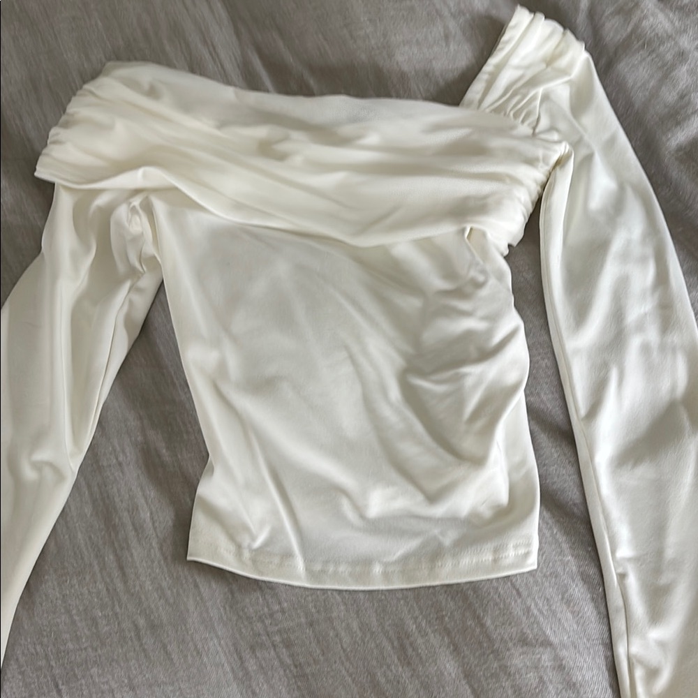 Princess Polly  Off-Shoulder White Top never worn but tags are off 🥲